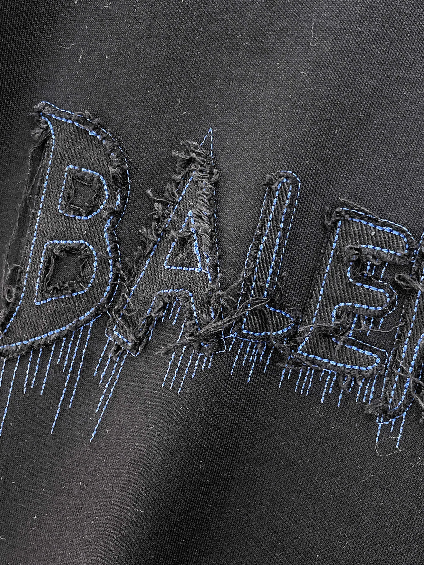 Balenciaga's high-end top-quality products 🐮2026 Spring and Summer New Arrival first counter, the latest New Arrival short-sleeved round neck T-shirt, Premium customized design, avant-garde and fashionable! Brand logo heavy craftsmanship design Premium customized 260g fabric. Soft to the touch. Comfortable to wear. Counter-level exquisite stitching. Fine workmanship. The upper body effect is incomparably handsome! A must-have item for men and women with the same style! Sizes: S~XXL When placing an order, please state your height and weight. The maximum wearing size is 210 pounds (one size larger)